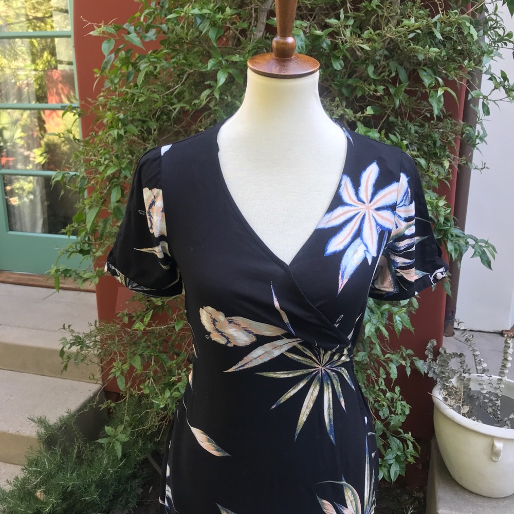 🌺NWT Roxy Hawaiin Black Floral Wrap Dress🌺 - Picture 3 of 8